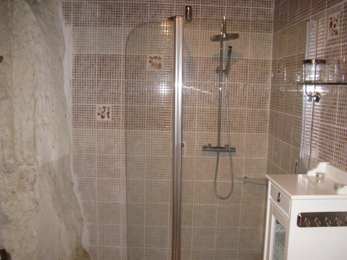 Bathroom 5, Les Troglos de Beaulieu, Indre-et-Loire