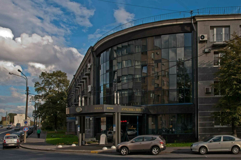 Exterior & Views