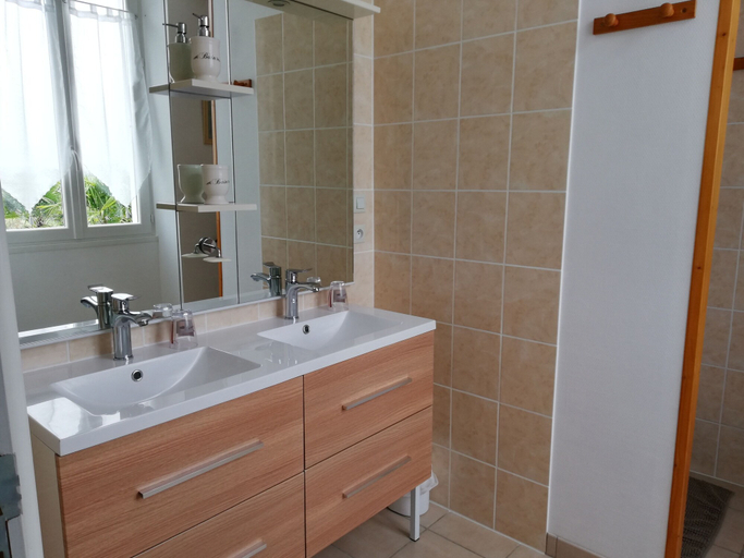 Bathroom 5, A La Duvetine, Landes