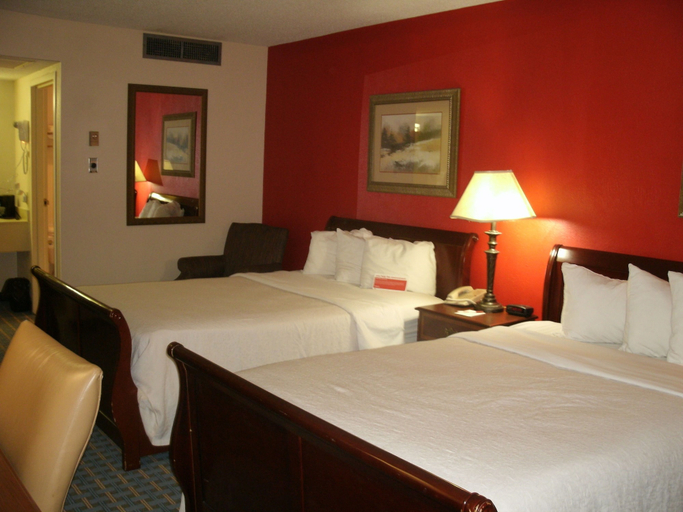 Bedroom 3, Salina Ambassador Hotel and Conference Center, Saline