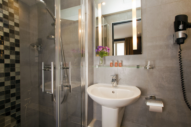 Bathroom 4, Hotel Eden Opéra, Paris