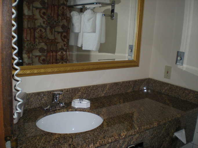 Bathroom 4, Port Angeles Inn, Clallam