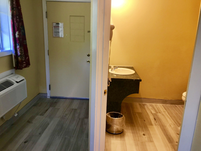 Bathroom 4, Swiss Chalets Village Inn, Carroll