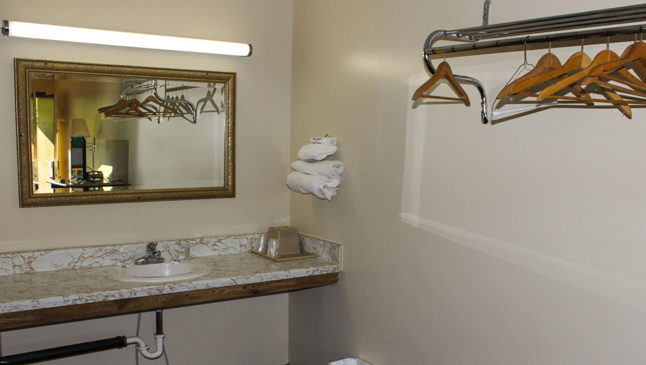 Bathroom 5, Green Valley Motel Winston - Salem, Forsyth