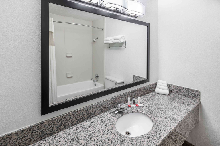 Bathroom 4, Howard Johnson by Wyndham Beaufort/Parris Island, Beaufort