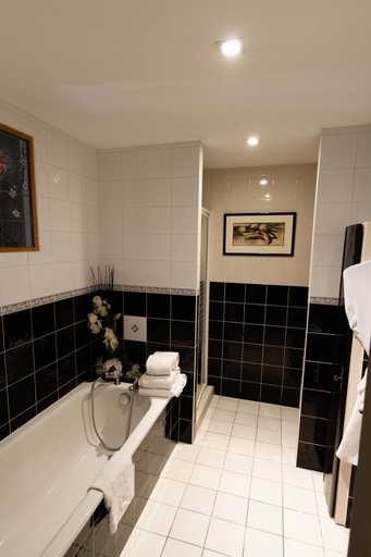 Bathroom 5, Château de Lantic, Gironde