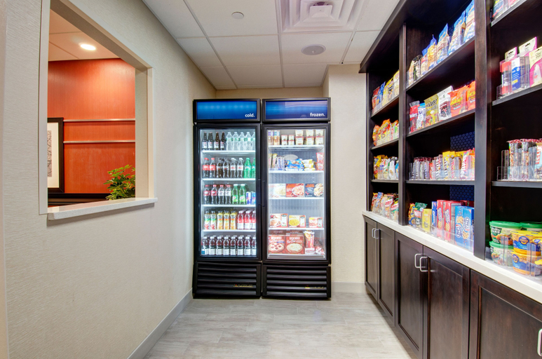 Food & Drinks 5, Hampton Inn & Suites Springfield/Downtown, Hampden