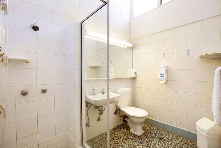 Bathroom 4, Sunnybank Hotel, Sunnybank