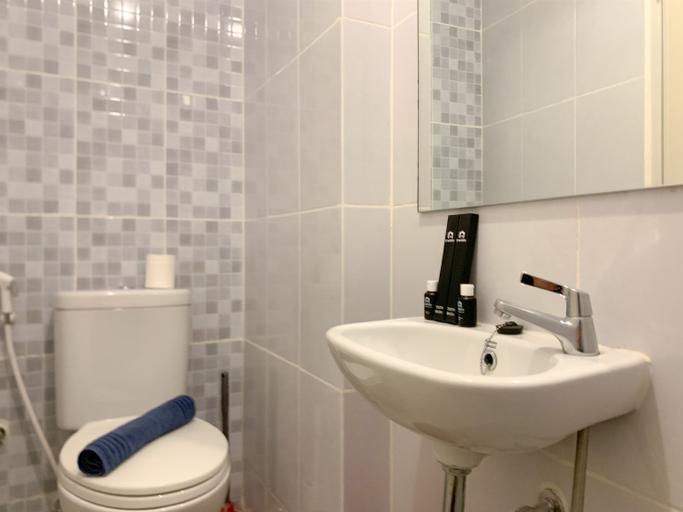Bathroom 5, Chic and Cozy Studio Tokyo Riverside PIK 2 Apartment By Travelio, Tangerang