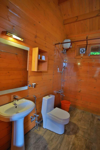 Bathroom 4, Camellia and Elettaria, Idukki
