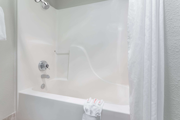 Bathroom 4, Baymont by Wyndham Yreka, Siskiyou