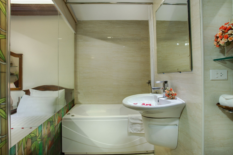 Bathroom 5, Luminous Viet Hotel, Hoàn Kiếm