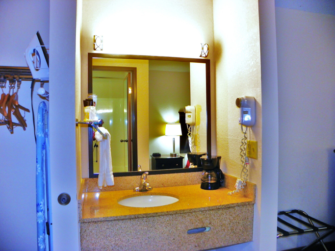 Bathroom 5, Royalton Inn & Suites, Wyandot