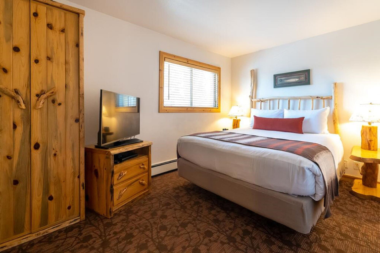 Bedroom 4, Red Wolf Lakeside Lodge, Placer