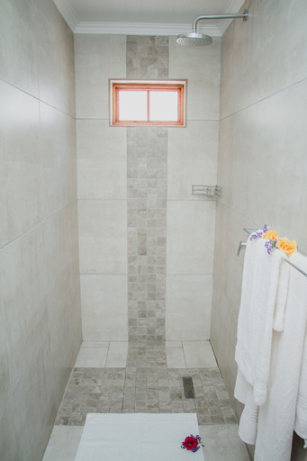 Bathroom 5, Aan de Oever Guesthouse, Overberg