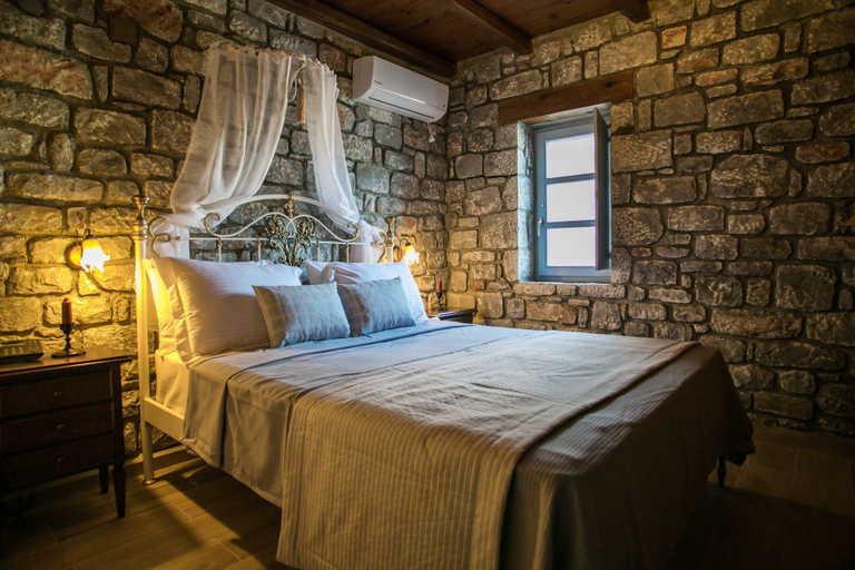 Bedroom 3, En Plo Luxury Suites, Peloponnese