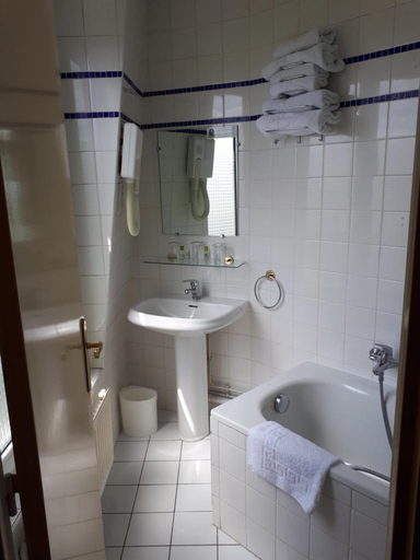Bathroom 5, Transcontinental, Paris