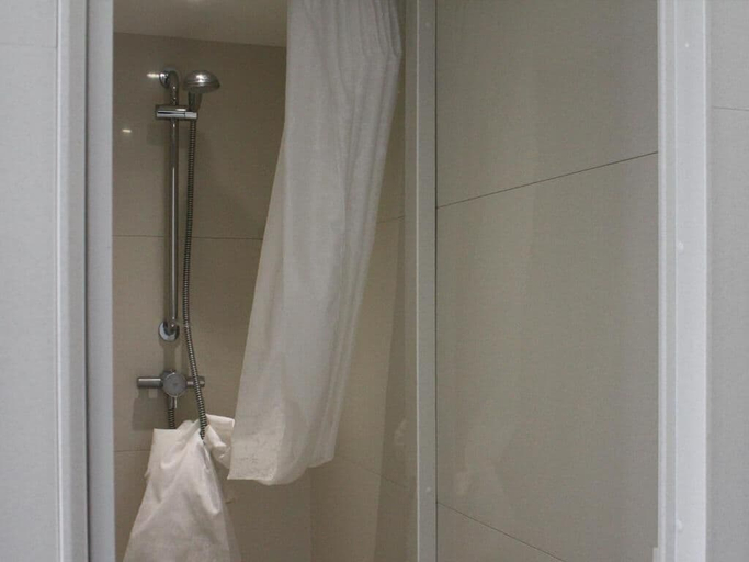 Bathroom 4, Rock n Bowl Hostel, Bristol