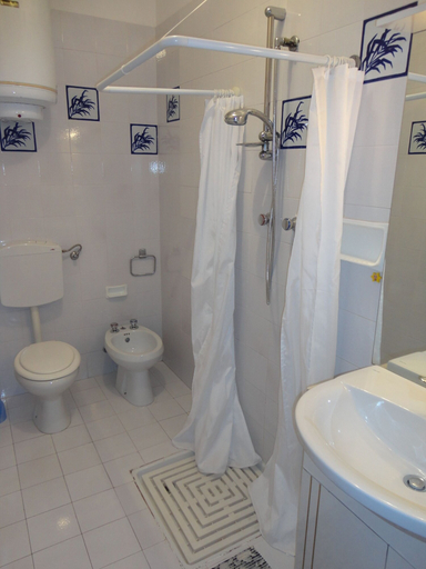 Bathroom 3, apartment with terrace for 5 people near the beach, Venezia
