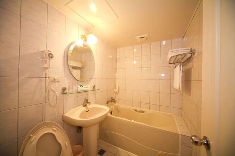 Bathroom 4, Hua Tong Hotel, Hualien