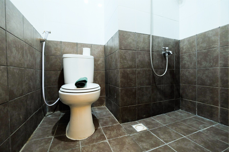 Bathroom 4, Easy Access to Mall Green Pramuka Apartment, Jakarta Pusat