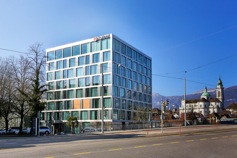 Exterior & Views 25