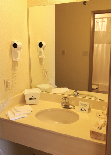 Bathroom 5, Days Inn & Suites by Wyndham Thompson, Division No. 22