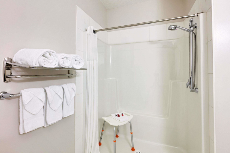 Bathroom 5, Ramada by Wyndham Cold Lake, Division No. 12