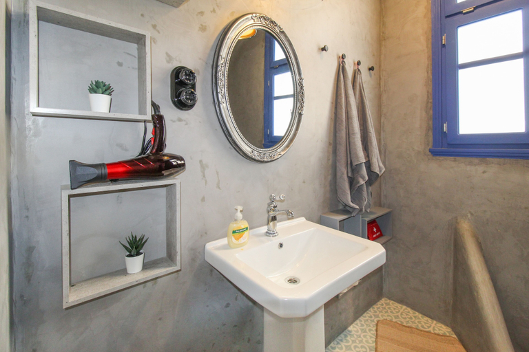 Bathroom 5, Modern Apartment With Roof Terrace in Athens, Attica