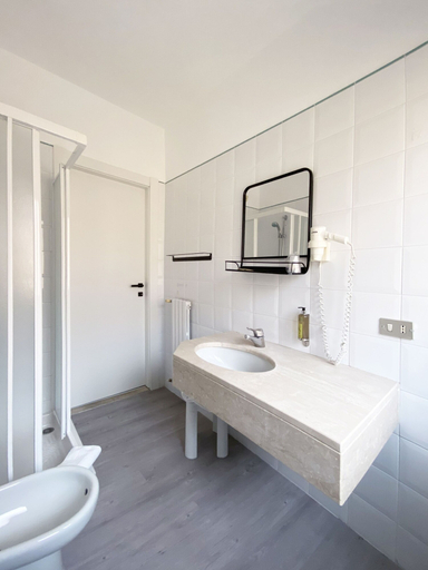 Bathroom 4, Hotel Astoria, Verona