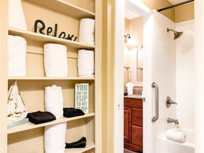Bathroom 3, The Summit 921, Bay