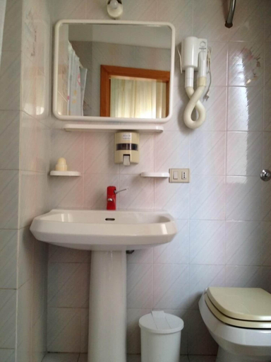 Bathroom 5, Hotel Europa, Ragusa