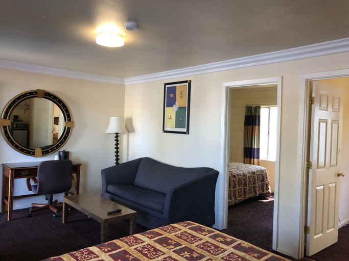 Bedroom 4, Lamplighter Motel, Lake