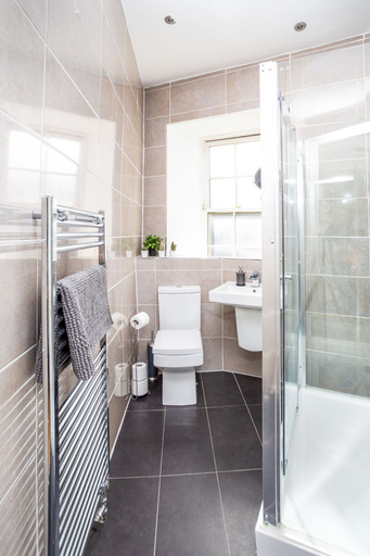 Bathroom, Grassmarket, Below Edinburgh Castle in Old Town, Edinburgh