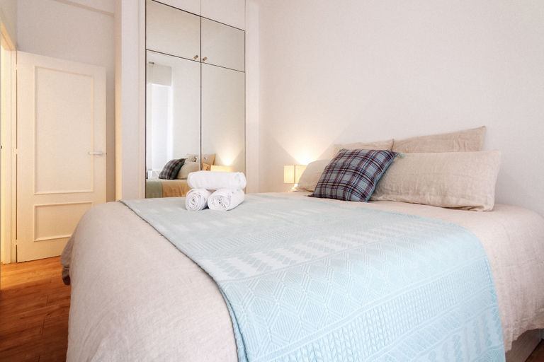 Bedroom 2, Apto Reformado con encanto by URBANHOSTS, Vizcaya