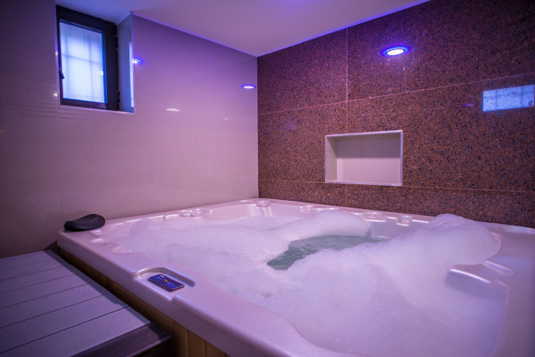 Bathroom 4, Golden Time Hotel, Brasov