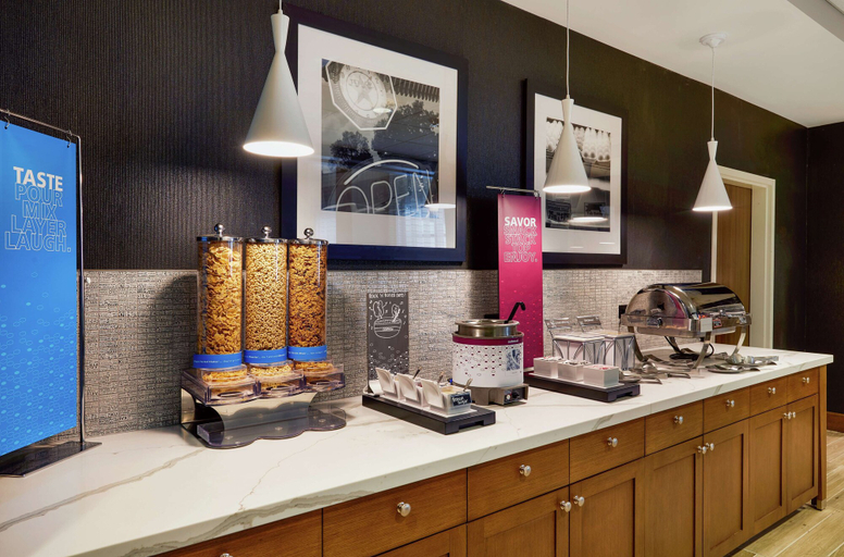 Food & Drinks 5, Hampton Inn & Suites Chicago Waukegan, Lake