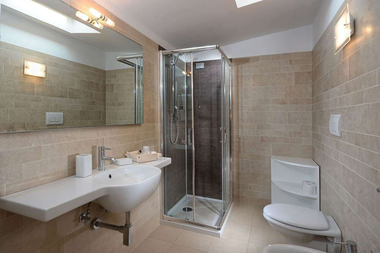 Bathroom 5, Junior Family Hotel, Venezia