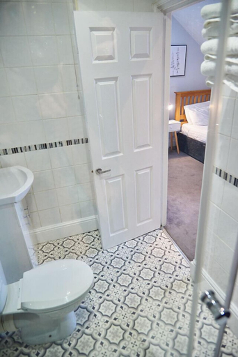 Bathroom 4, The Kenilworth, Newcastle upon Tyne