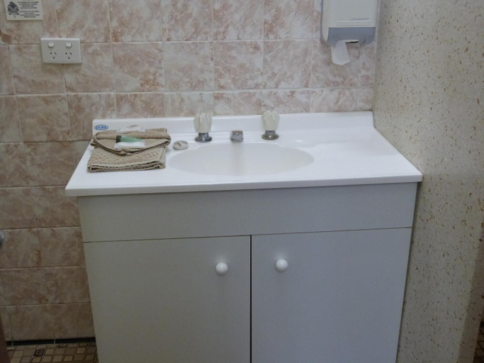Bathroom 4, Grand Central Motel, Mount Gambier