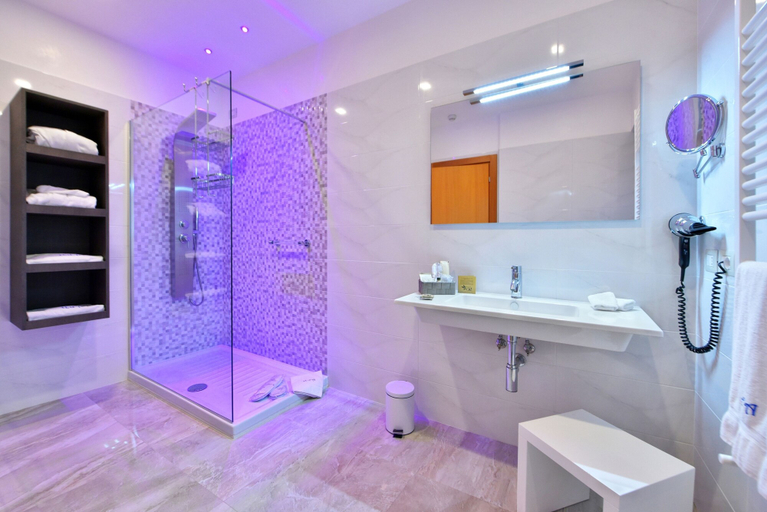 Bathroom 4, Hotel d'Altavilla, Barletta-Andria-Trani