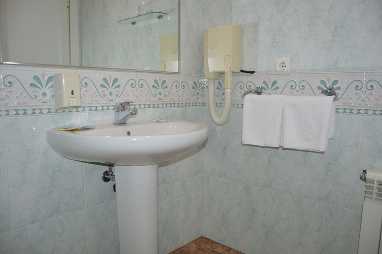 Bathroom 3, Hotel Poniente, Granada