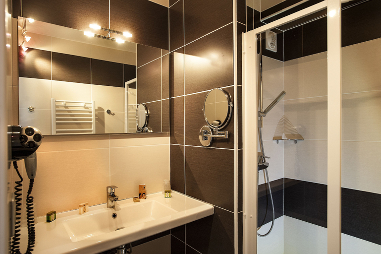 Bathroom 4, Logis Hôtel Restaurant Les 2 Rives - A75, en bordure de rivière, Lozère