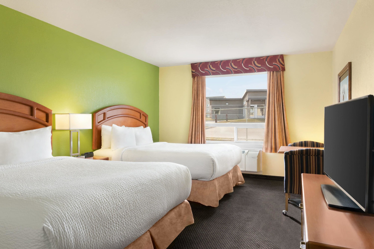 Bedroom 4, Days Inn & Suites by Wyndham Thompson, Division No. 22