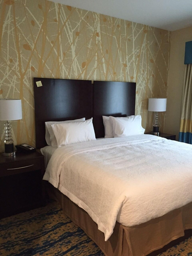 Bedroom 2, Hampton Inn & Suites Stroudsburg Pocono Mountains, Monroe