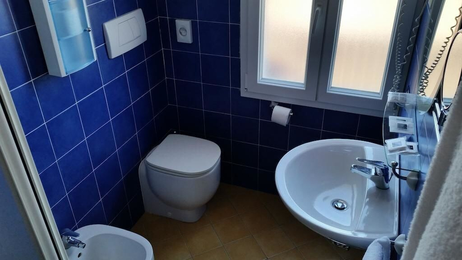 Bathroom 5, Hotel Delfino, Ravenna