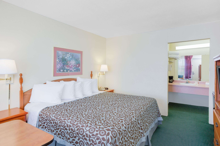Bedroom 3, Days Inn by Wyndham Newport, Jackson