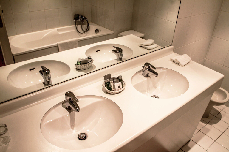 Bathroom 5, Hostellerie Saint-Antoine, Tarn