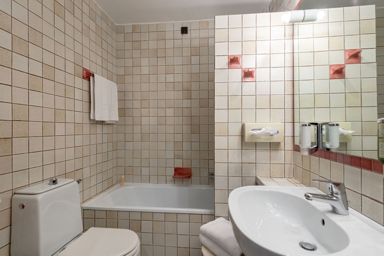 Bathroom 5, Hotel Leopardi, Verona