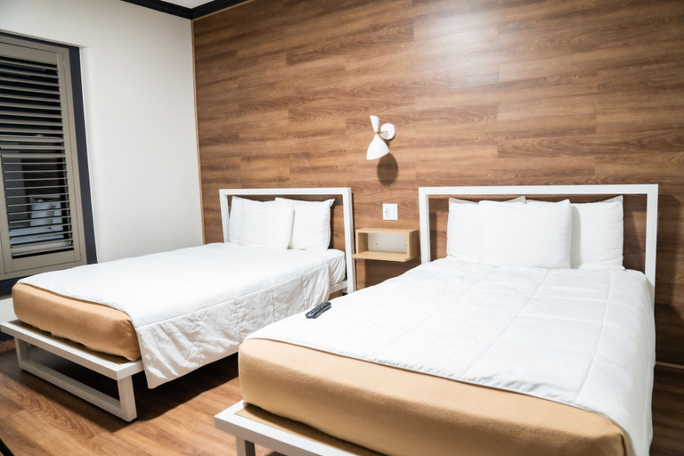Bedroom 3, Amsterdam Hostel, San Francisco